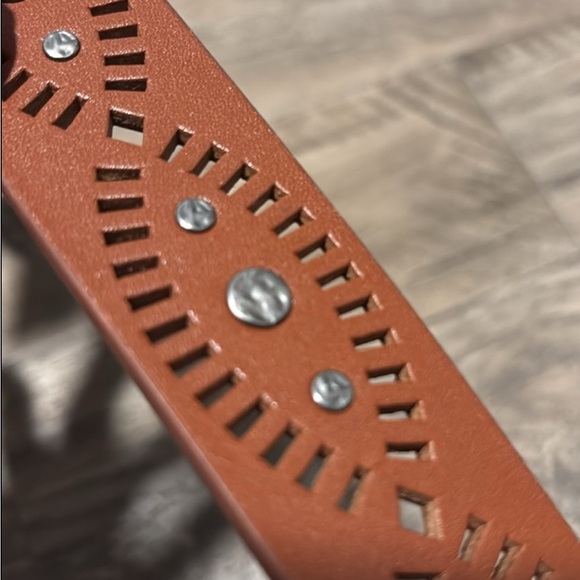 Catchfly Genuine Leather,hammered stud,laser cutout,removable pewter tone buckle - Picture 5 of 11